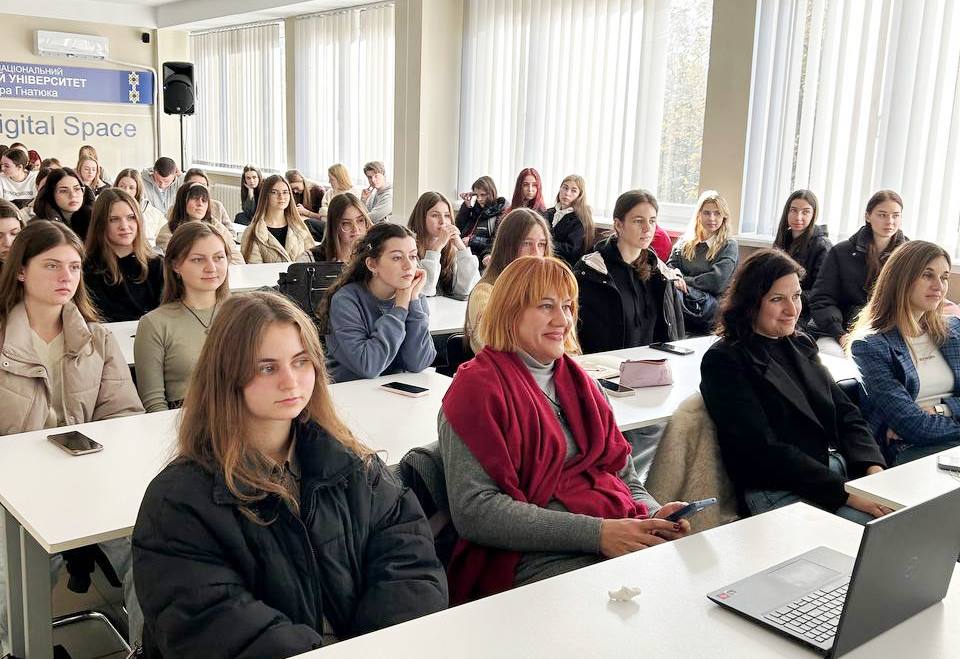 Студенти і викладачі зосержено слухають про перекладацькі стратегії